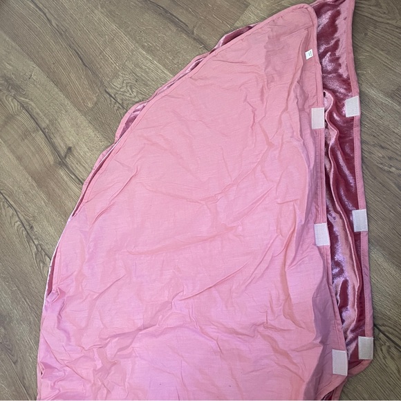 Pink Velvet Christmas Tree Skirt Holiday Decor
Aesthetic - Picture 7 of 11